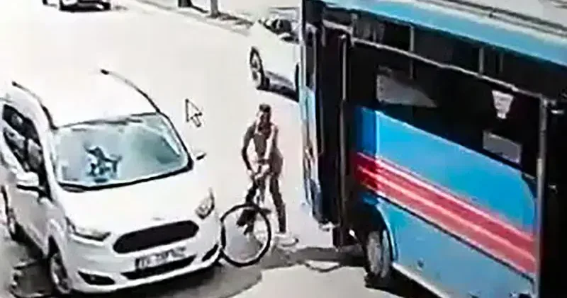 Özel halk otobüsünün açık olan kapısı bisikletliye çarptı; kaza kamerada