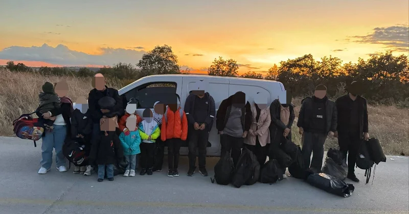 Edirne Uzunköprü de 15 kaçak göçmen yakalandı, sürücüye 17 bin 129 lira ceza kesildi