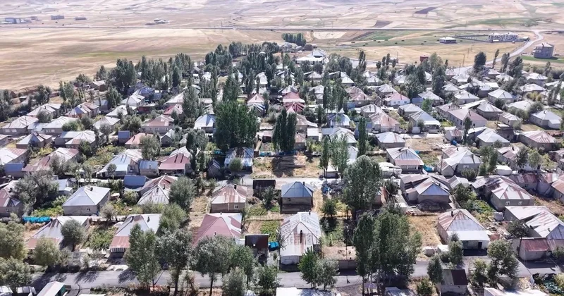 Hakkari Yüksekova daki 220 haneli Doğanlı köyü simetrik yerleşimiyle dikkat çekiyor