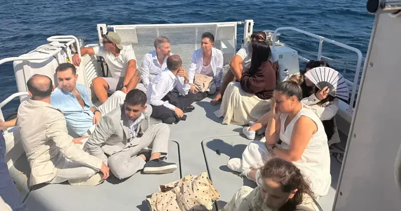Şık giyinerek yurt dışına kaçmak isteyen 12 kaçak göçmen yakalandı