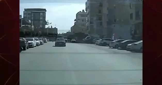 Yola fırlayan çocuk trafiği altüst etti!