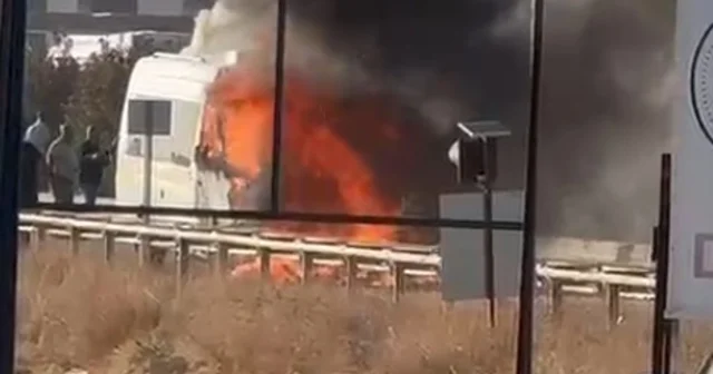 Minibüsle çarpışan motosikletin sürücüsü çıkan yangında öldü Adana Haberleri