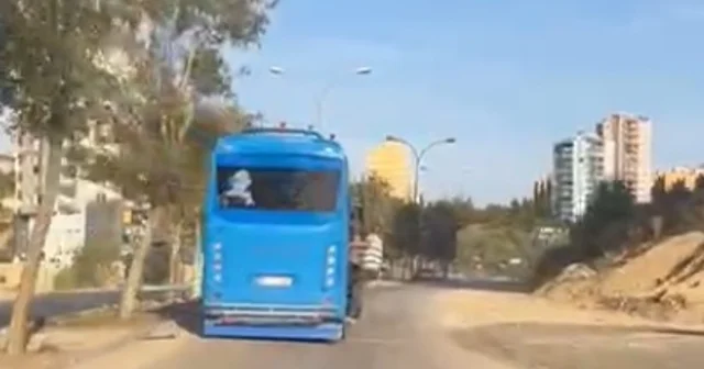 2 kişinin açık kapısında asılarak yolculuk yaptığı özel halk otobüsünün sürücüsüne ceza Adana Haberleri