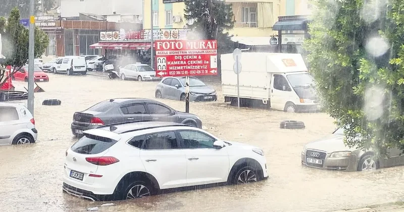 Bir saatlik yağış hayatı felç etti