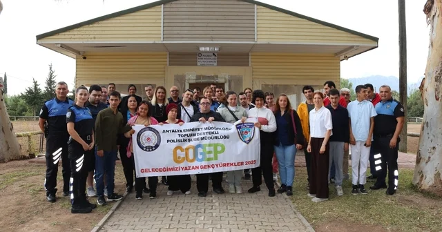 Özel gereksinimli bireyler polislerle Antalya Akvaryumu gezdi Antalya Haberleri