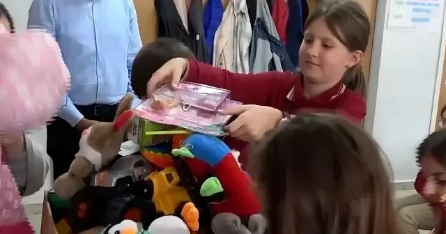 Minik yüreklerden anlamlı destek: İlkokul öğrencileri topladıkları oyuncakları Gazze’ye gönderdi VİDEO İZLE