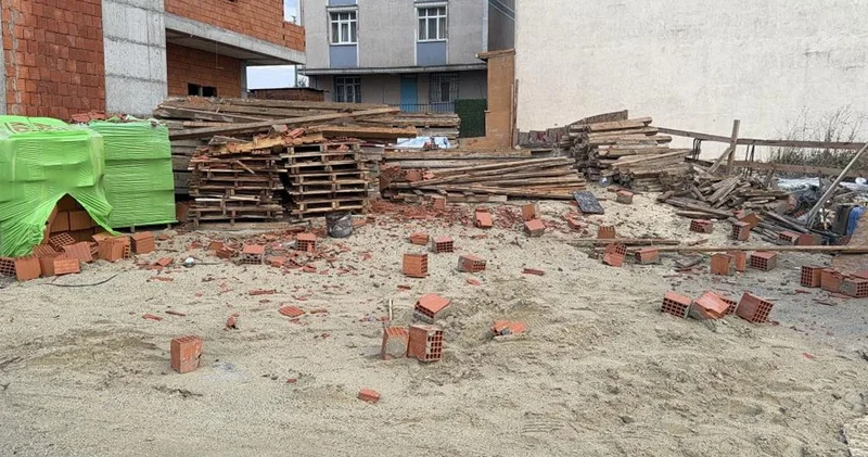Arnavutköy’de şiddetli rüzgar çatı uçurdu!