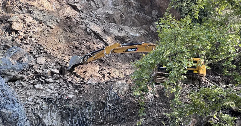 Karabük’te heyelan! Demir yolu hattı seferlere kapatıldı