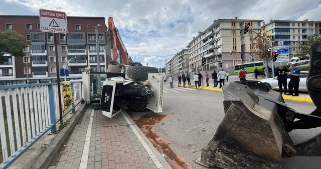 TIR ın üzerindeki asfalt silindiri devrildi: 1 yaralı Kocaeli Haberleri