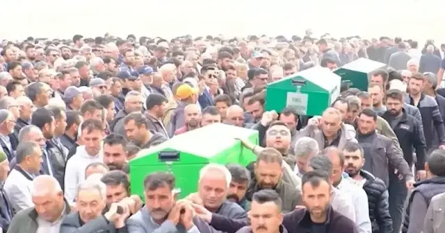 Aynı kazada ölen 3 kardeş son yolculuğuna uğurlandı: Aksaray gözyaşlarına boğuldu VİDEO İZLE