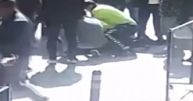 Kalp krizi geçiren yaşlı adamı trafik polisi hayata döndürdü: O anlar kamerada VİDEO İZLE