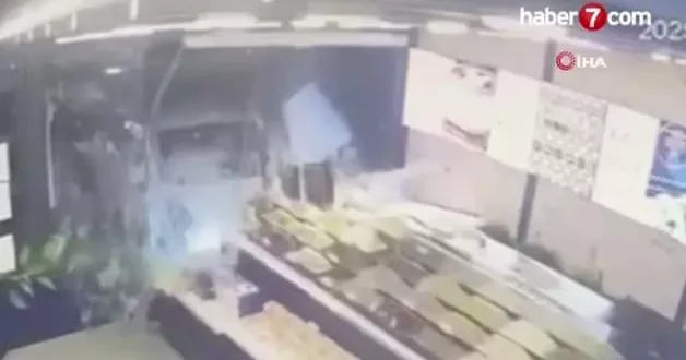 Direksiyon hakimiyetini kaybetti dükkana daldı!