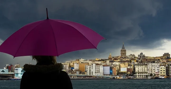 Son dakika... Meteoroloji den İstanbul için sarı kodlu uyarı! Prof. Dr. Şen saat verdi: Şiddetli yağış var, su baskınları yapabilir