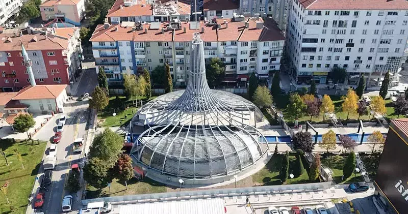 Çorum da ucube olarak nitelendirilen demir kubbeli yapı yıkılıyor