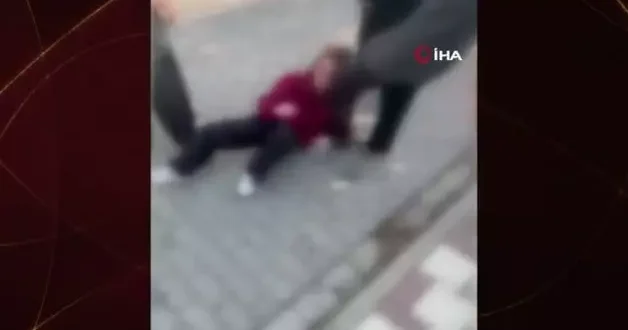 Akran zorbalığı yürekleri acıttı! Genç kızı dakikalarca dövdüler