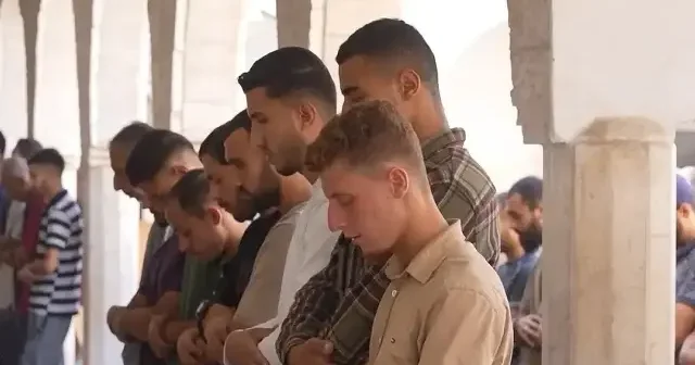 Gazzeliler Nasr Camii’nde yıkıntılar arasında cuma namazı kıldı VİDEO İZLE