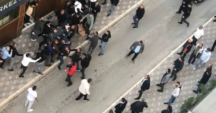 Elazığ’da iki grup arasında kavga: Masa ve sandalyeler havada uçuştu