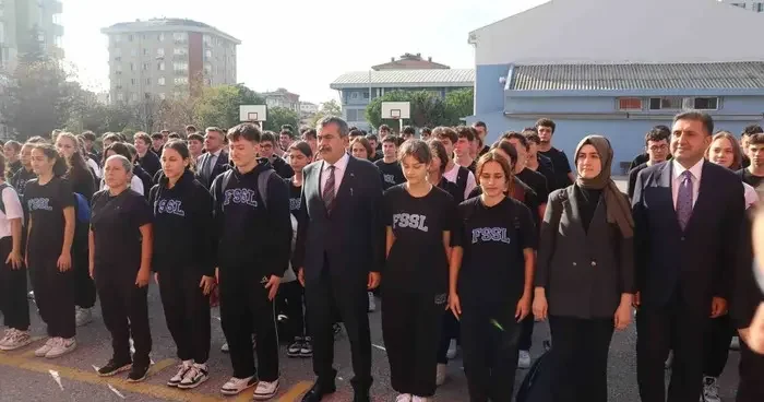 Milli Eğitim Bakanı Yusuf Tekin İstanbul’daki okulların tatili sonrası bayrak törenine katıldı