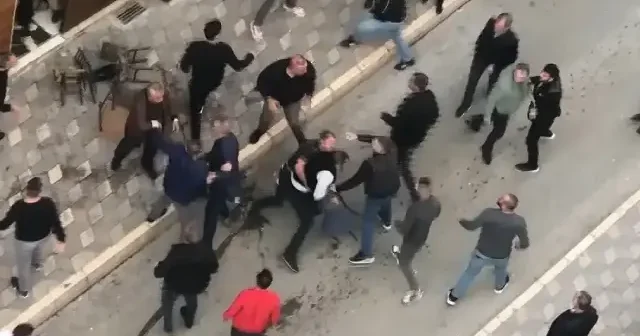 Elazığ’da silahlı ve sandalyeli kavga: O anlar kamerada VİDEO İZLE