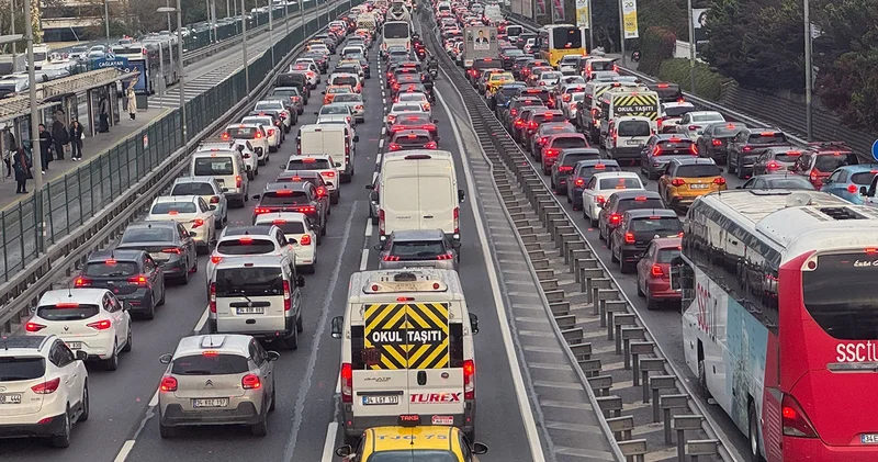 İstanbul da trafik felç oldu: Yoğunluk yüzde 87 ye çıktı