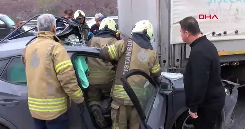 Sancaktepe de otoyolda otomobil TIR ın altında kaldı