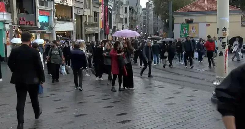 İstanbul’da sağanak yağış etkili oldu, trafikte yoğunluk oluştu