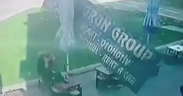 Bursa da 2 kişi uçan tabelanın altında kalmaktan son anda kurtuldu: O anlar kamerada VİDEO İZLE