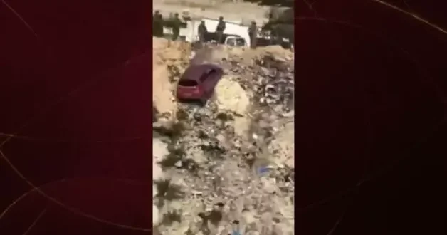 İsrail askeri alçaklıkta sınır tanımıyor! Filistinli ailenin aracını yokuştan attılar
