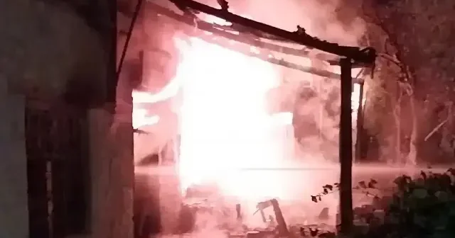 Mersin de müstakil bir ev alev aldı VİDEO İZLE