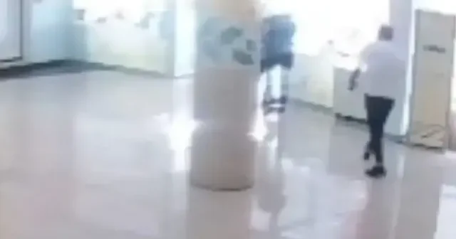 Çocuğunun kolundan tuttuğu için öğretmene tokat atan veli tutuklandı: Olay anı kamerada VİDEO İZLE