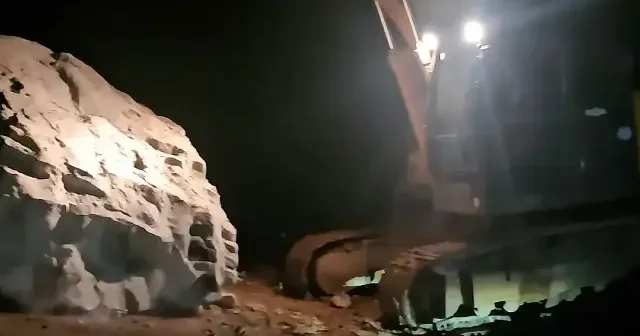 Kastamonu’da dev kaya karayolunu kapattı VİDEO İZLE