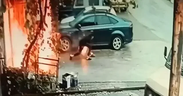 Çıkan yangında alevlerin içinden koşarak kurtuldular: O anlar kamerada VİDEO İZLE
