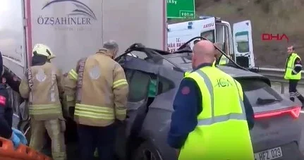 Otomobil TIR ın altına girdi! Şoförü kurtarma çalışması sürüyor