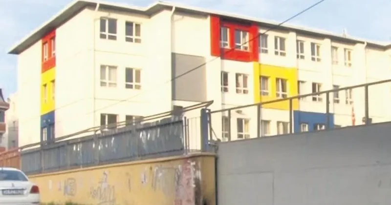 Asıldıkları kapı üzerlerine düştü