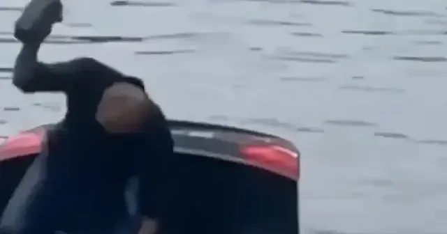Çin de nehre düşen araçta sıkışan sürücünün kurtarılma anı kameraya yansıdı VİDEO İZLE