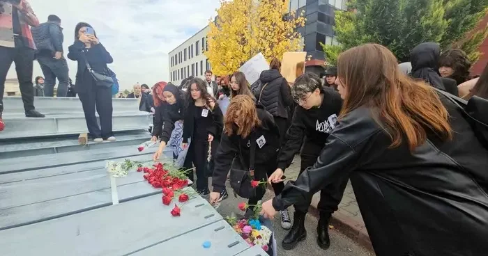 ERÜ’de öğrenciler Meliha’nın öldürüldüğü yere karanfil bıraktı