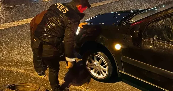 Bafra’da lastiği patlayan sürücüye polis ekiplerinden yardım