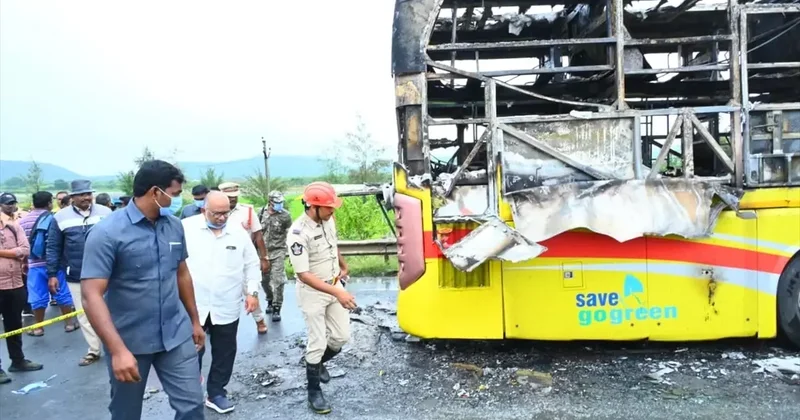 Hindistan da otobüs yangınında 20 kişi hayatını kaybetti