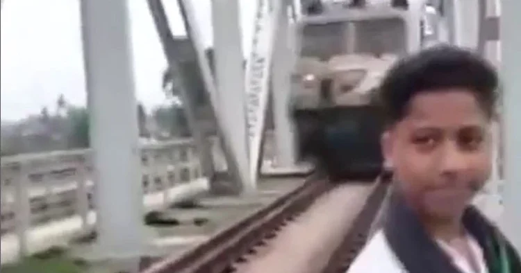 Raylarda video çekiyordu: Tren çarptı