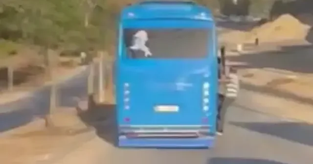 Kazaya davetiye çıkaran yolculuk: Seyir halindeki otobüsten sarkarak seyahat ettiler VİDEO İZLE