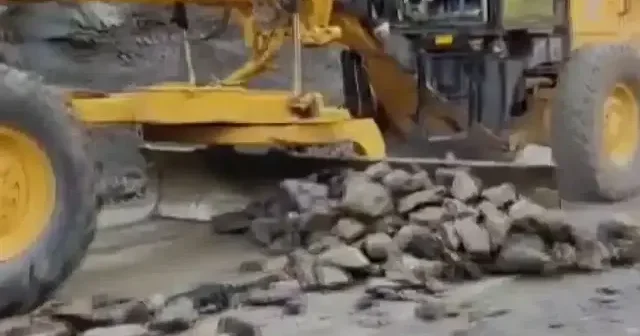 Batman’da heyelanın izleri siliniyor: 40 köy yolu kapandı çalışmalar sürüyor VİDEO İZLE