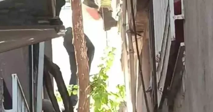 Ağaçta asılı kalan şahsı itfaiye kurtardı