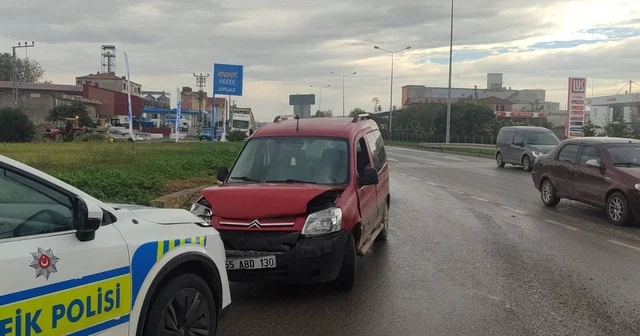 Samsun da refüje çıkan hafif ticari aracın sürücüsü yaralandı Samsun Haberleri