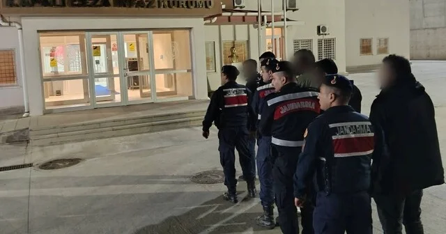 Kuşadası nda durdurulan minibüsten 20 düzensiz göçmen çıktı Gözaltına alınan 5 organizatör tutuklandı Aydın Son Dakika Haberleri Habertürk Yerel Haberler