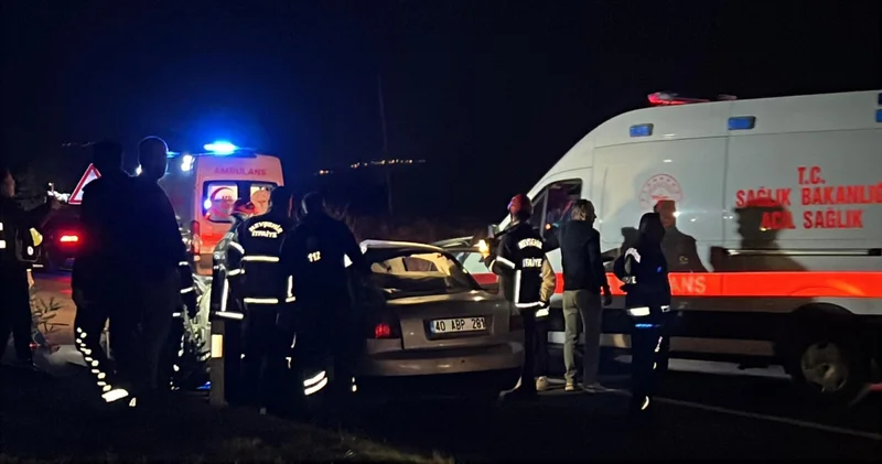 Nevşehir de patates yüklü TIR a arkadan çarpan otomobildeki 2 kişi hayatını kaybetti