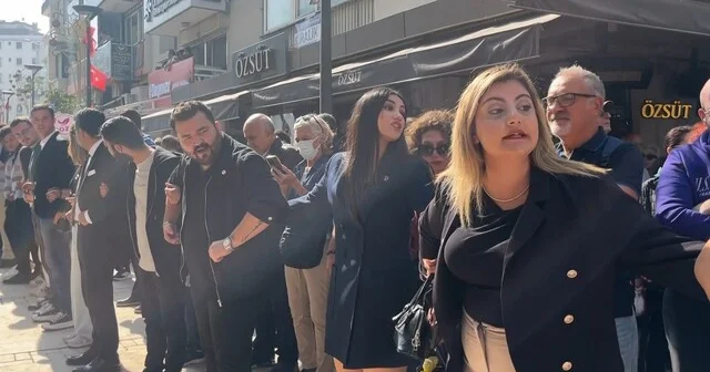 Gazetecilerin eyleminde gazetecilere Yeni Partililerden engel Yetkisiz canlı kalkanlar, gazetecilere basın kartı sordu Basın özgürlüğü eylemine gelen Yeni Partili: İçeri kimseyi almayın, sadece Gençlik Kolları İzmir Haber Habertürk Yerel Haberler