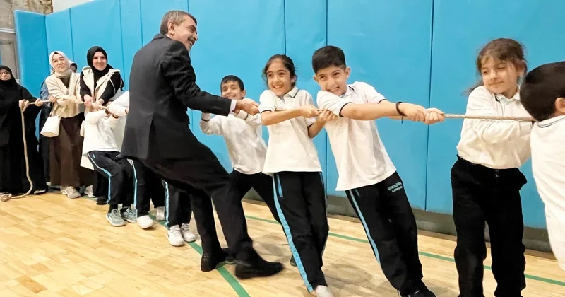 Bakan Tekin çocuklarla halat çekti