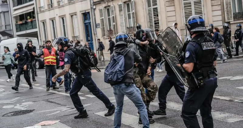 Fransa da kritik gün: 70 bin polis ve jandarma sahada
