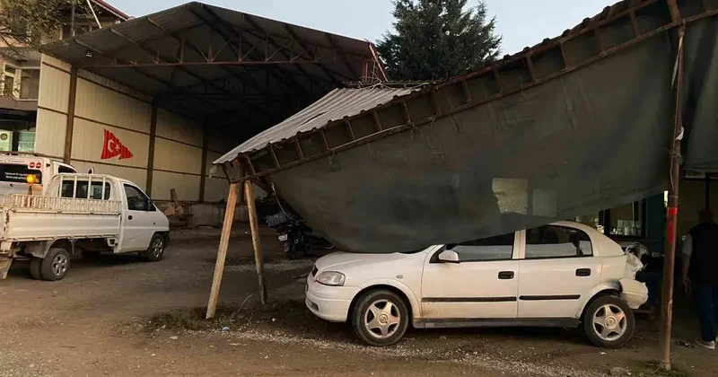 Kamyonla çarpışan otomobil kıraathaneye girdi