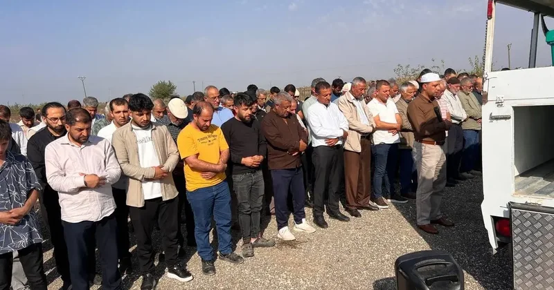 Otomobilin çarpmasıyla ölen anne ve kız çocuğu yan yana defnedildi